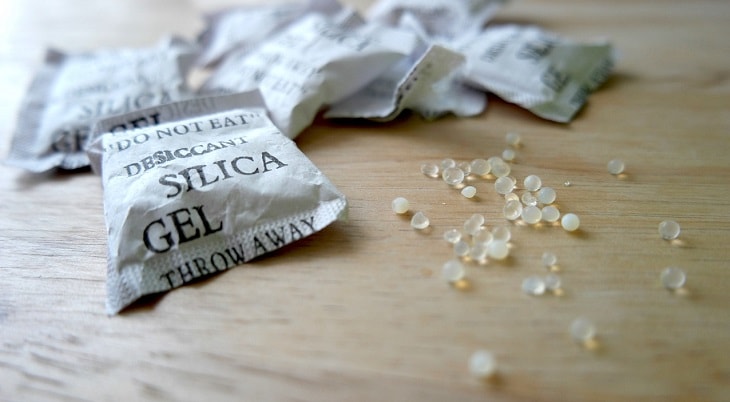 Silica gel pack to reduce moisture